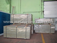 Sandwich panels in manufacture of wall for container units